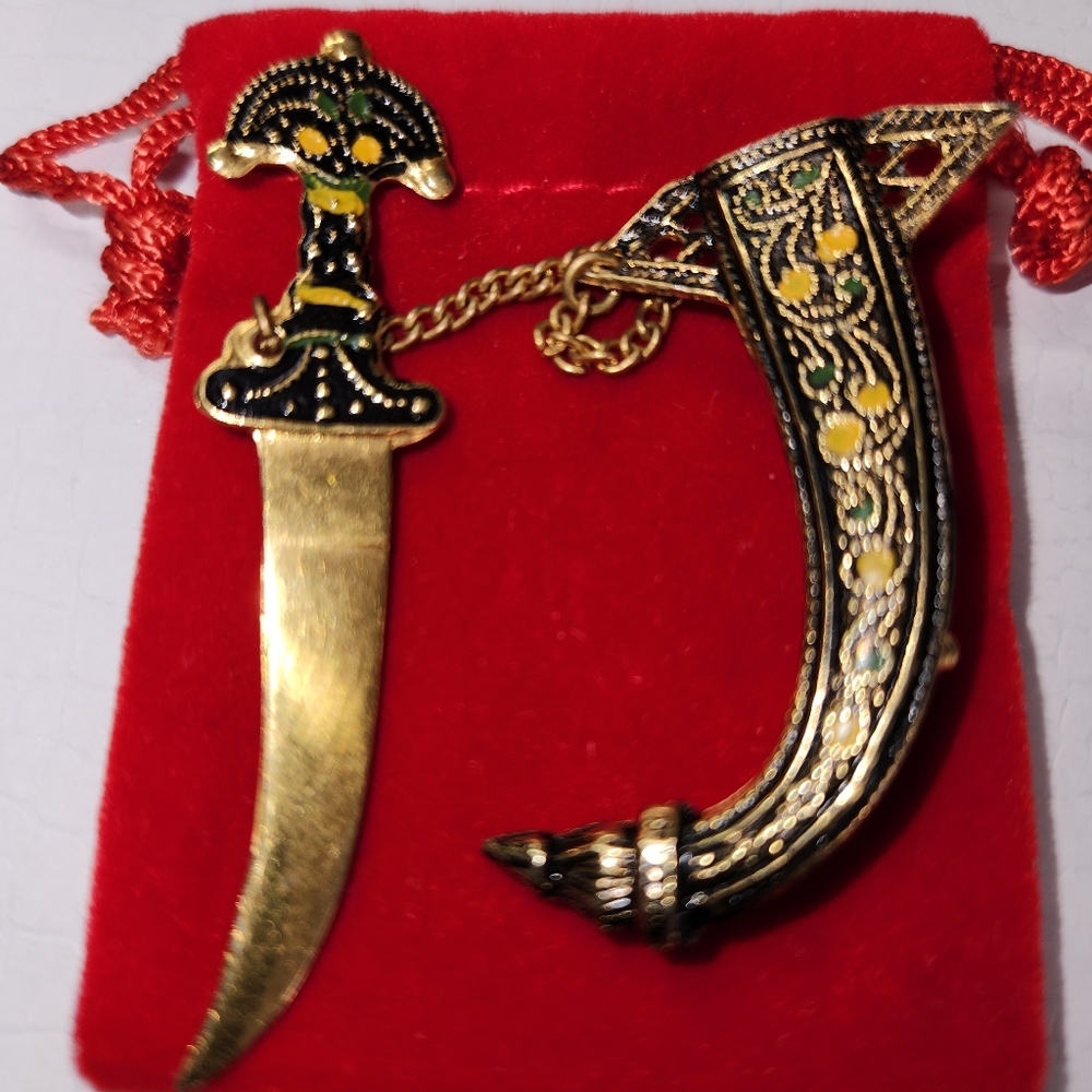#2289 ANTIQUE DAMASCENE SIGNED (SPAIN) TOLEDO  ENAMEL SWORD DAGGER BROOCH